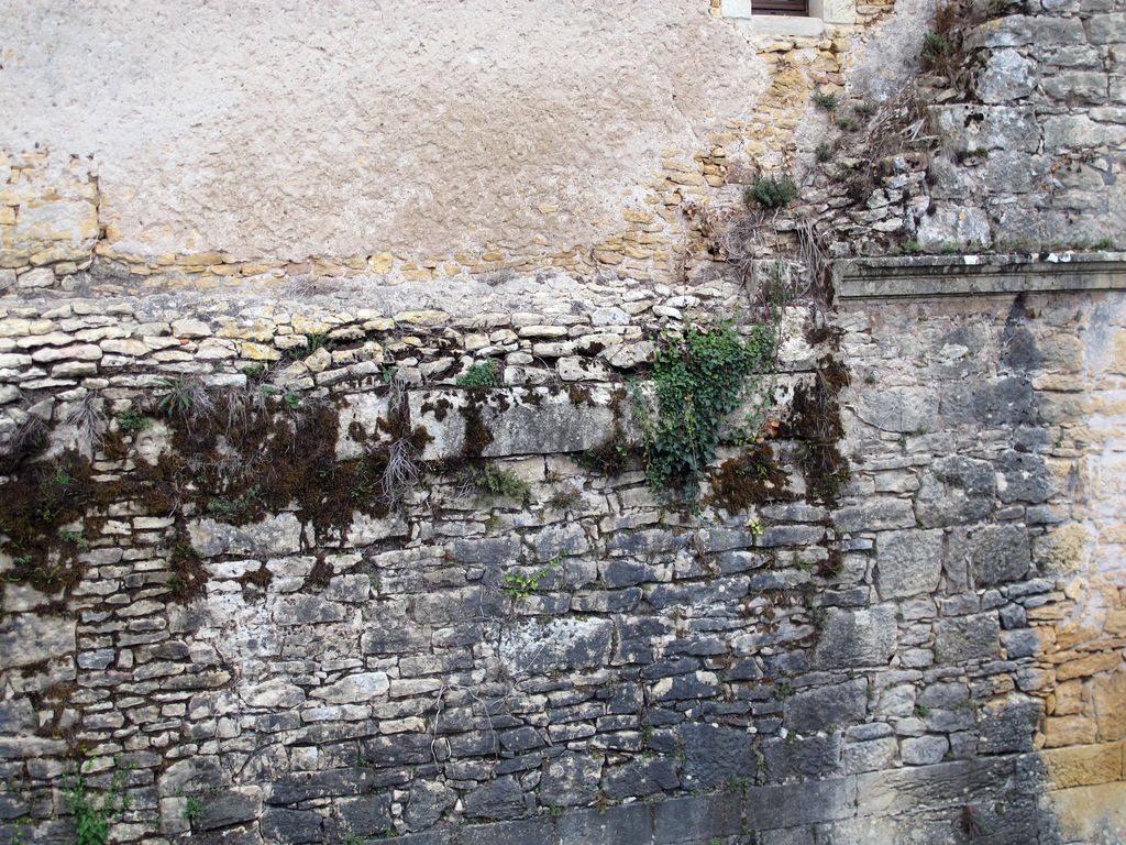 Détail de la reprise des maçonneries : à droite, maçonnerie du grand corps de logis avec son cordon mouluré, au centre maçonnerie reprise avec l'allège d'une fenêtre disparue et mur du bâtiment XIXe au-dessus.
