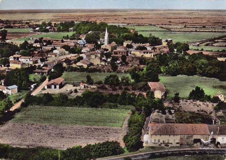 Vue aérienne du bourg, 2ème moitié du 20e siècle.