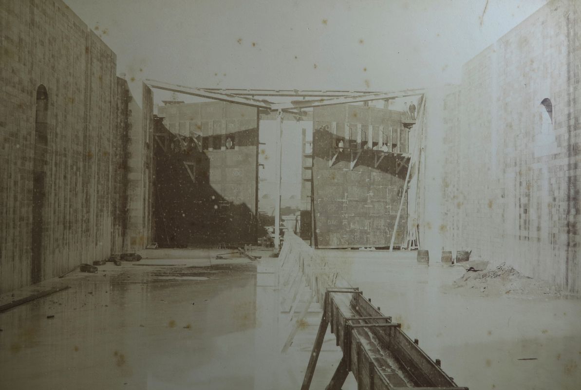 Construction du bassin : porte de flot amont, le 25 décembre 1888. 
