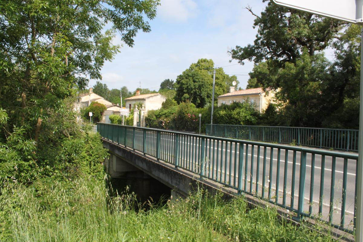 Le pont de Moron entre les communes de Tauriac et Prignac-et-Marcamps