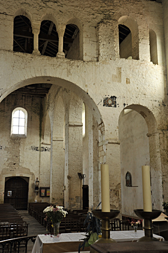 Mur transversal séparant la nef, à l'ouest, des parties orientales de l'église (ancien