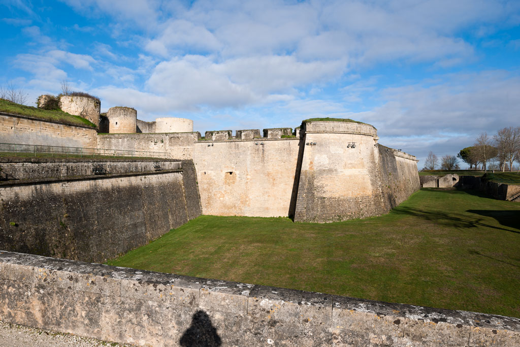 Vue d'ensemble de l'ouvrage avancé intégré dans le bastion, depuis le sud.