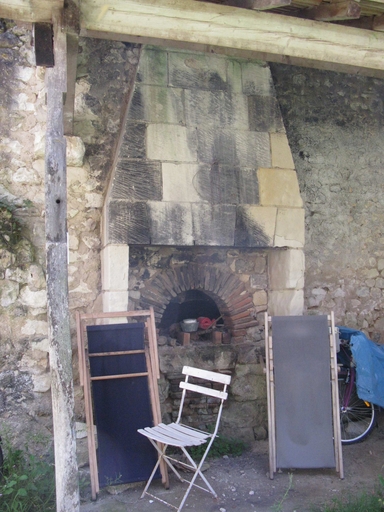 Cour sud-ouest, four à pain.