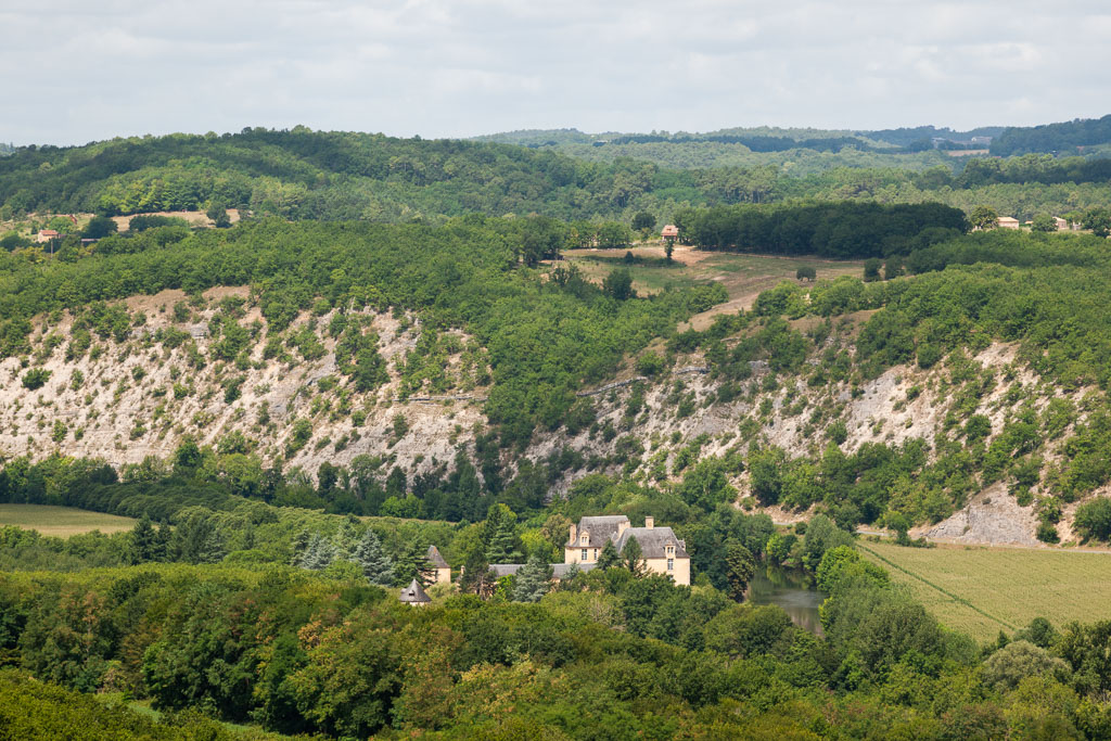Le château de Sauveboeuf dans son site paysagé.
