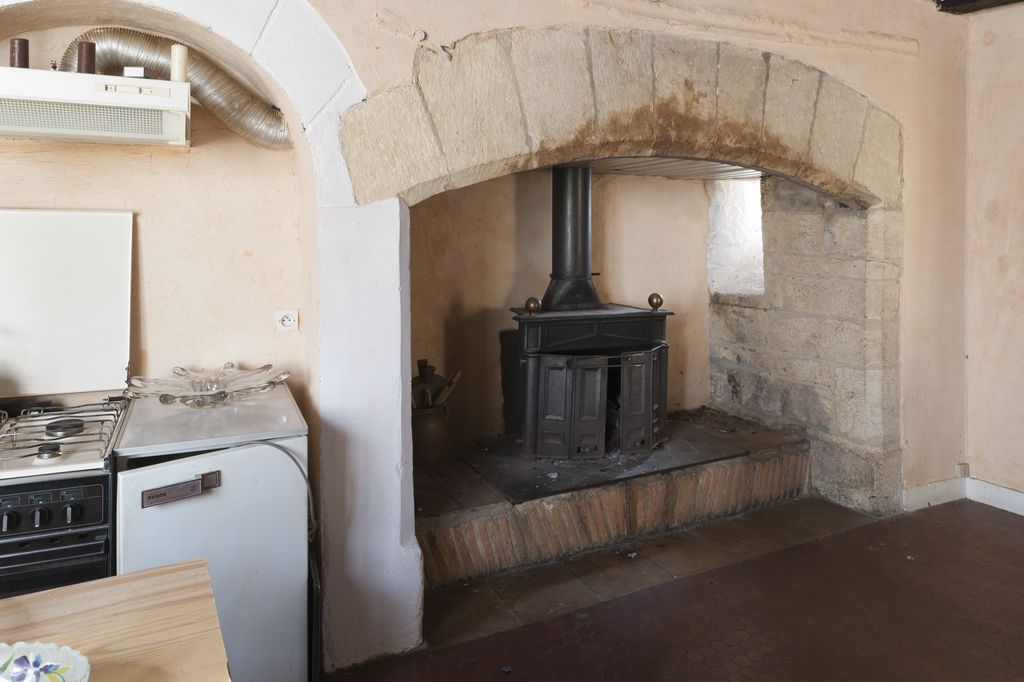 Cuisine d'une maison du XIVe siècle (?) de Montignac : détail de la cheminée à plate-bande cintrée.