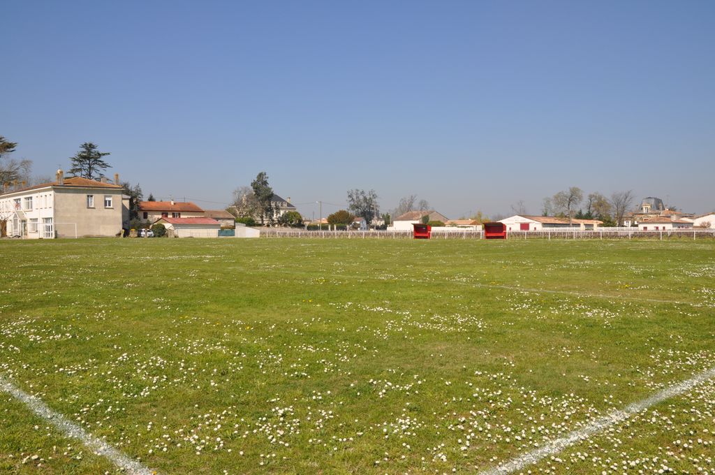 Terrain de football à proximité du groupe scolaire.