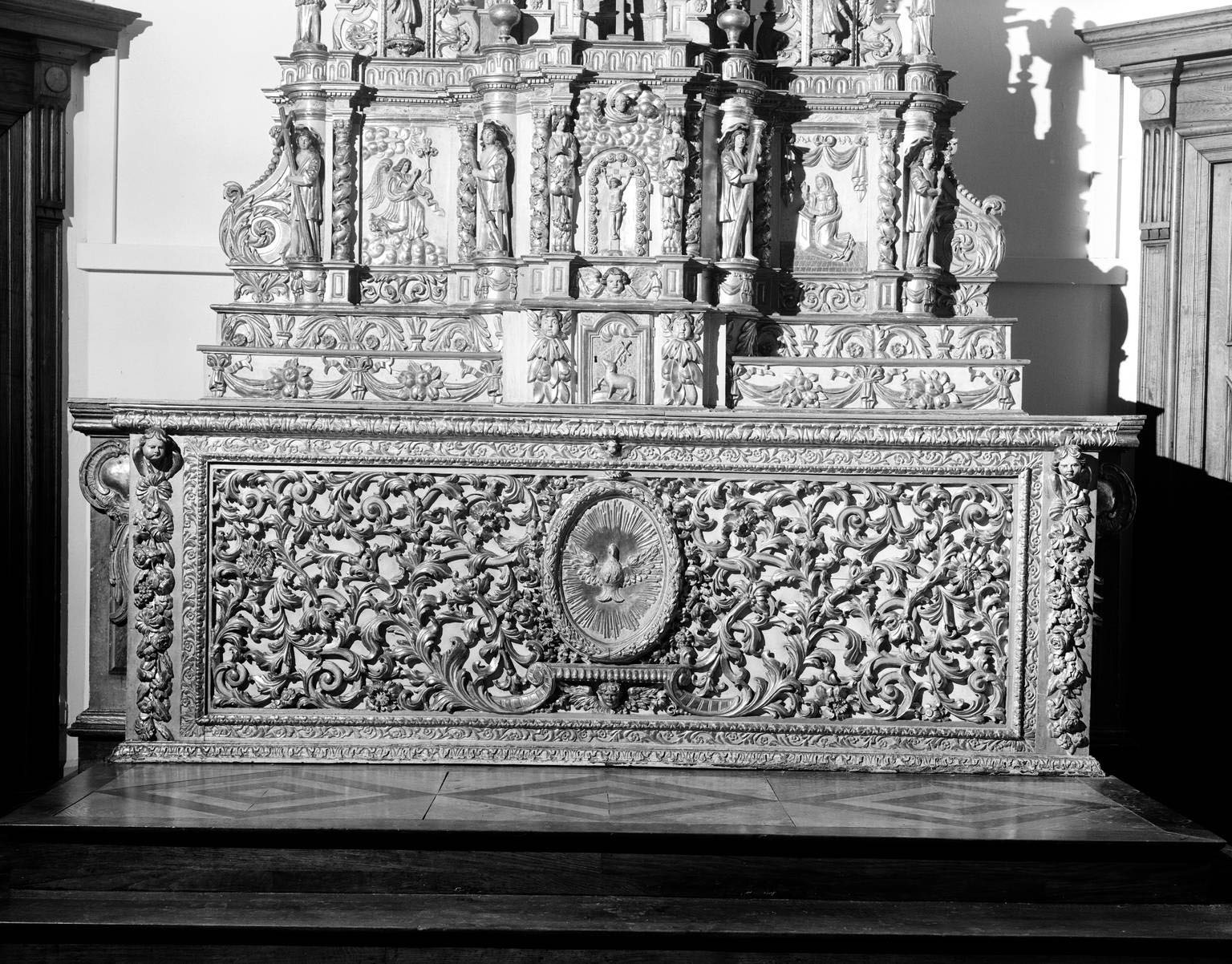 Tombeau d'autel vu de face. État en 1987.