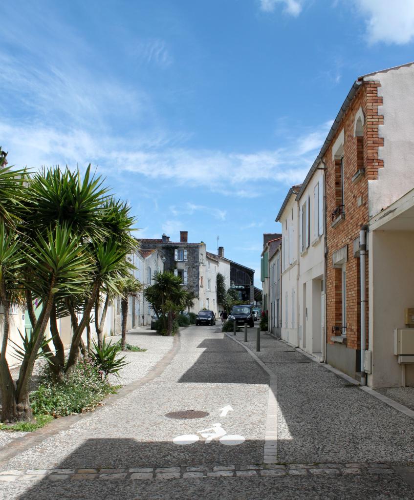 Rue Le Terme : vue vers le nord, vers le marché.