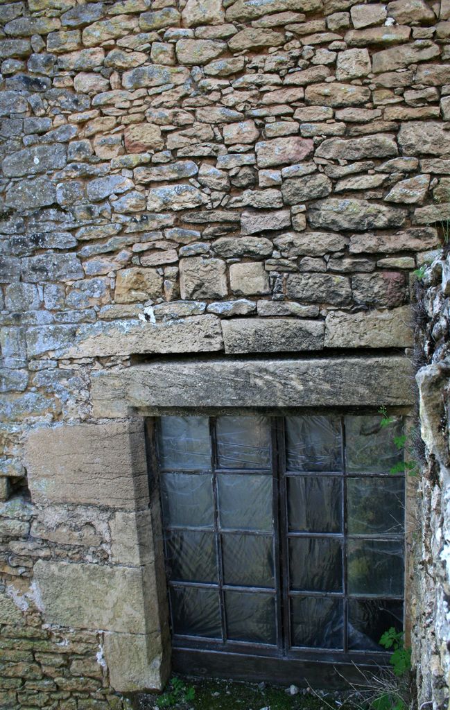 Fenêtre à chanfrein droit ouvrant le mur-pignon sud du bâtiment dit 