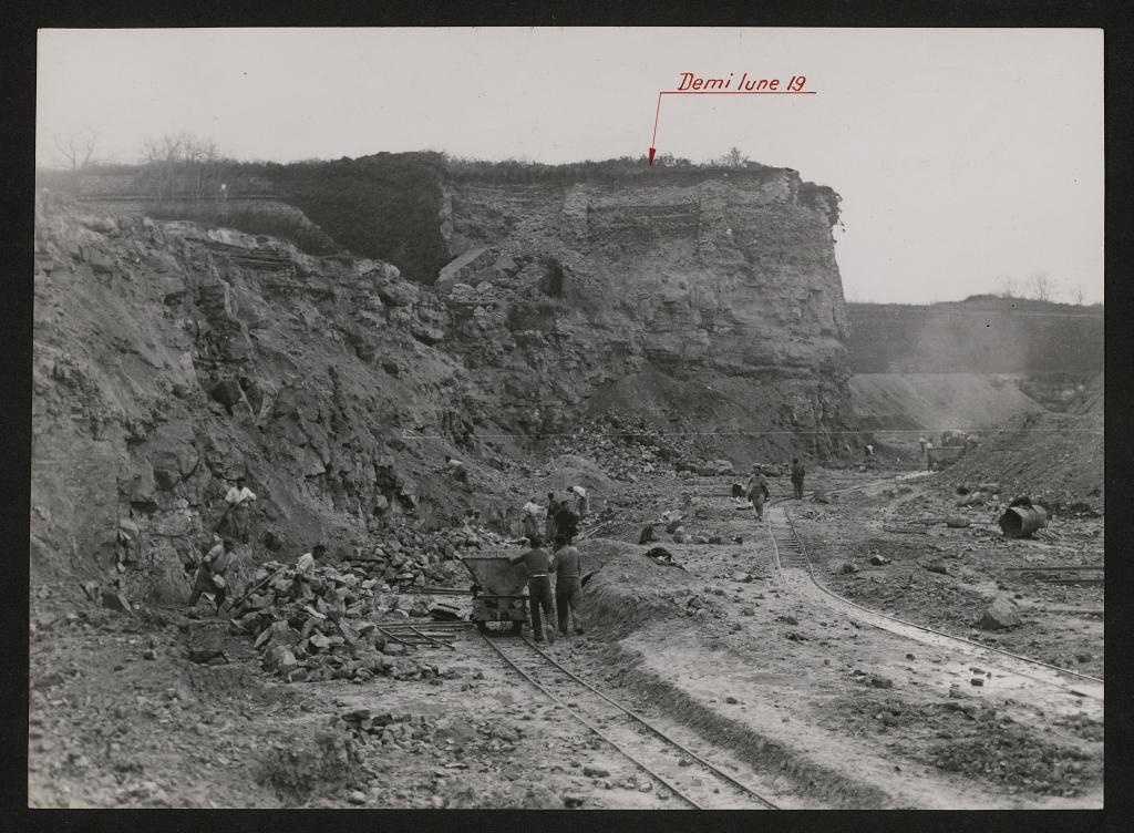 Demi-lune du Cône en cours de démolition, menacée par la carrière de pierre. Photographie, 1936.