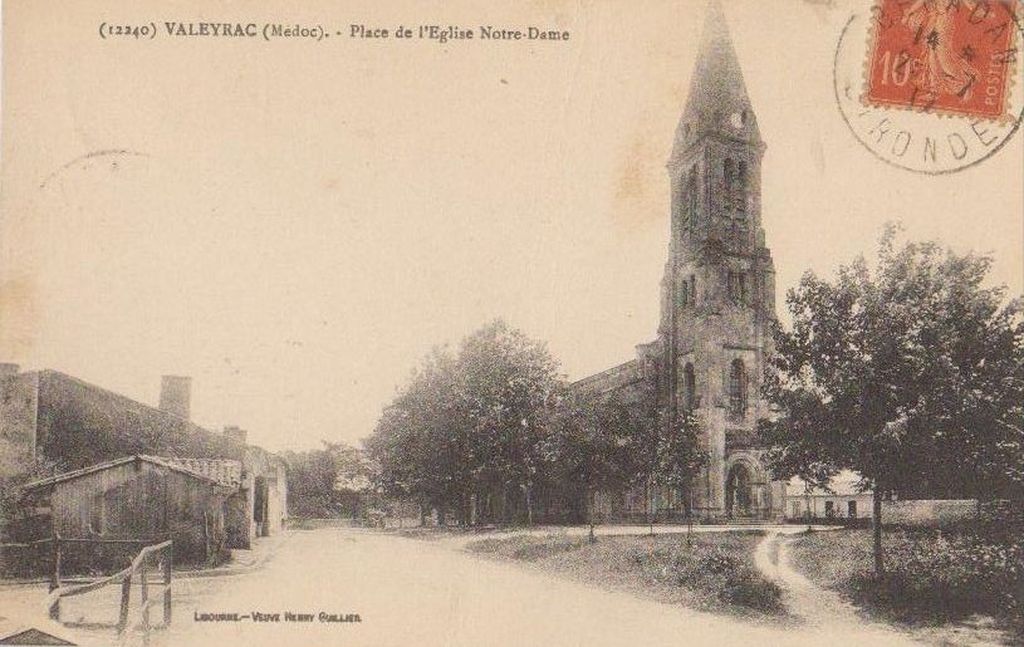 Carte postale (collection particulière) : place de l'église Notre-Dame, début 20e siècle.