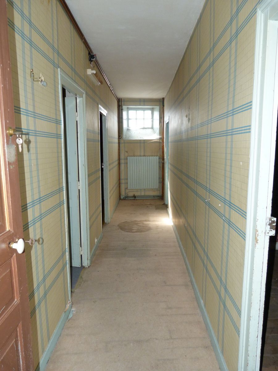 Couloir donnant sur les chambres, à l'étage de l'hôtel.