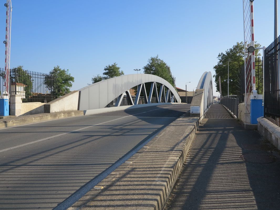 Le pont tournant au-dessus du canal d'accès au bassin. 