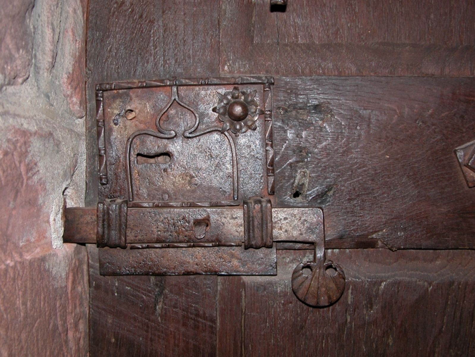 Détail de la serrure ciselée de la porte donnant accès au sommet de la tour.