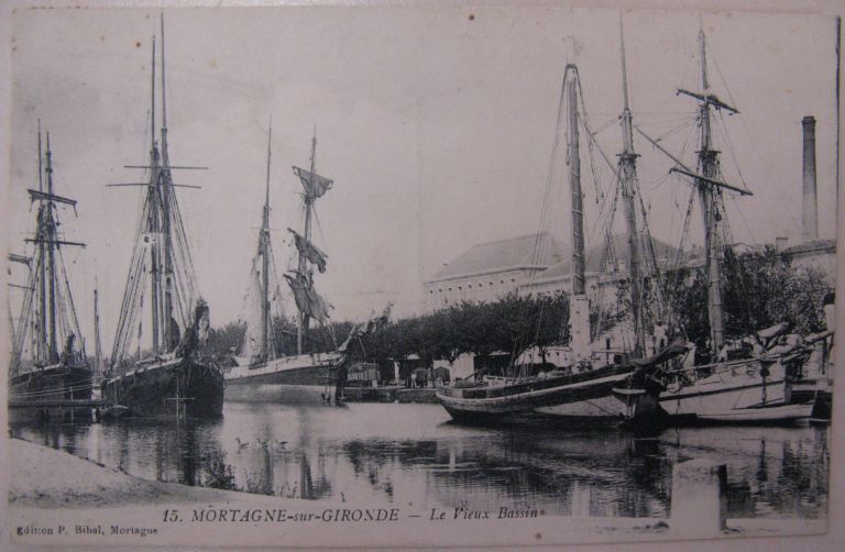 Navires dans le bassin du port, carte postale vers 1910.