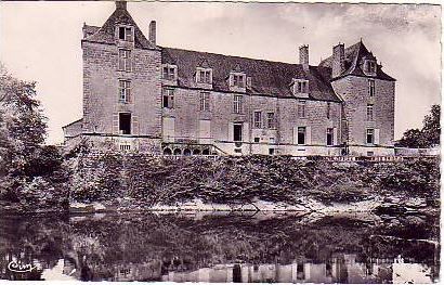 Carte postale représentant le château au nord, du côté de la Vézère, s.d. (après 1910 ?).