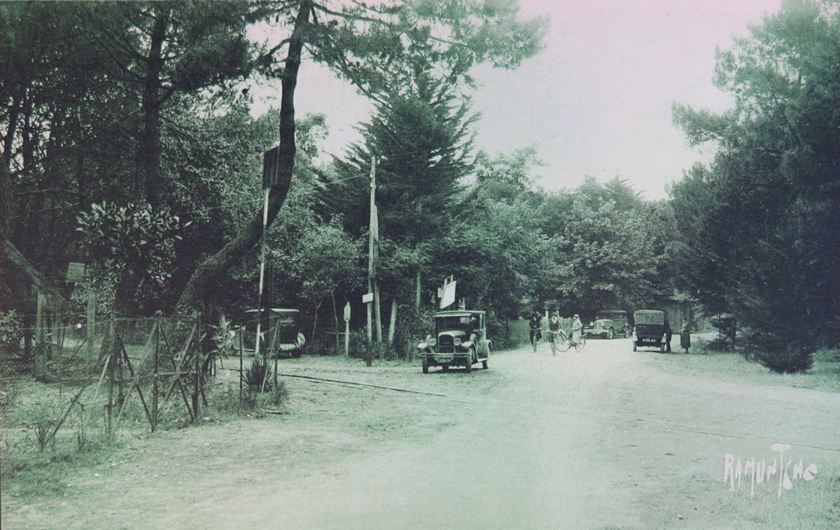 Le carrefour du Clapet, aujourd'hui rond-point de La Palmyre, vers 1930.