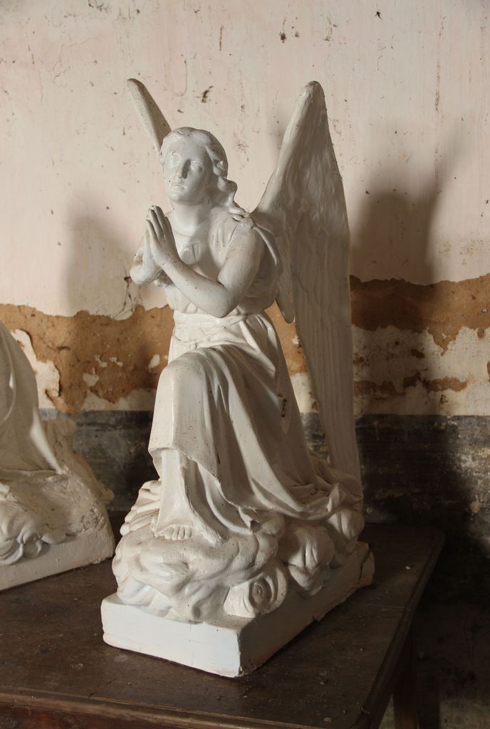 Paire de statues en pendant : Anges adorateurs (une statue).