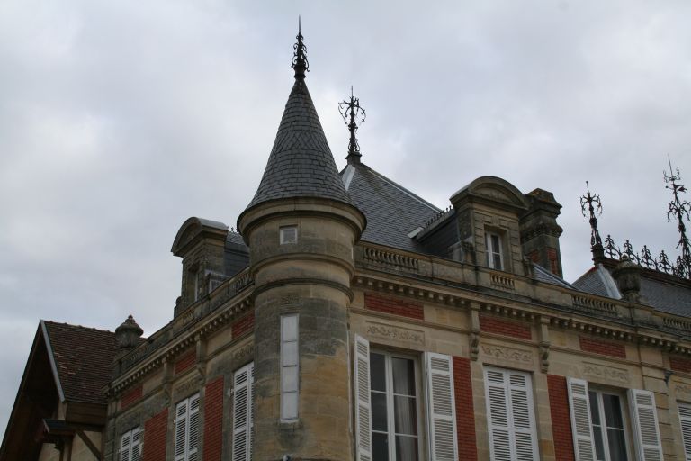 Château : détail de la tourelle d'angle sud-ouest.