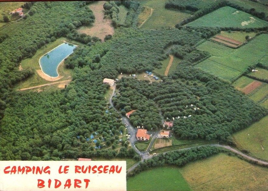 Vue aérienne du camping le Ruisseau et de l'étang artificiel, carte postale.