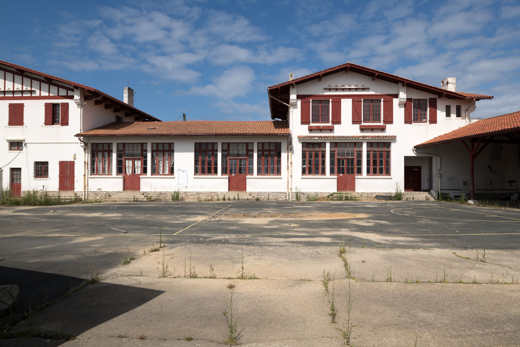 Le pavillon des garçons, les salles de classe et le pavillon du direteur, façade est.