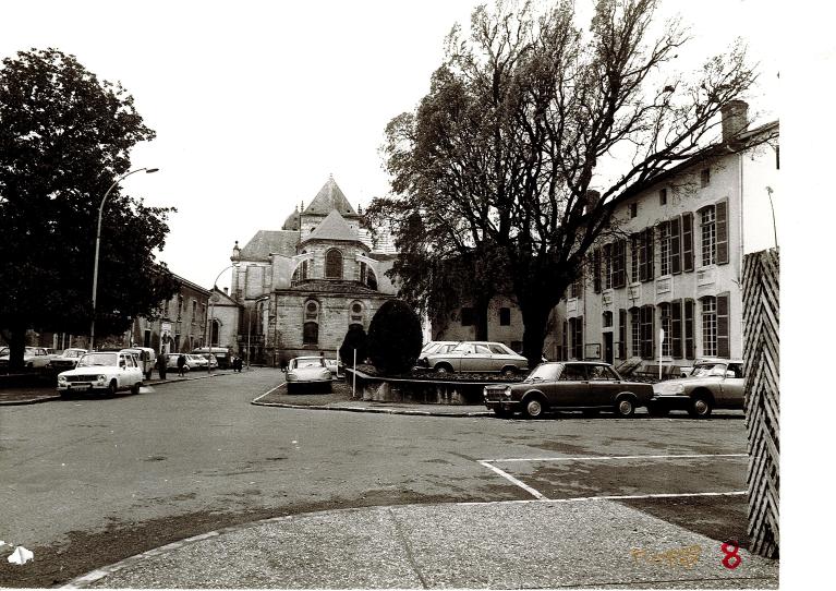 Ancienne rue de l'hôtel de ville avec la cathédrale en arrière plan et l'hôtel de ville à droite. Raymond Labat, photographe. 1965.