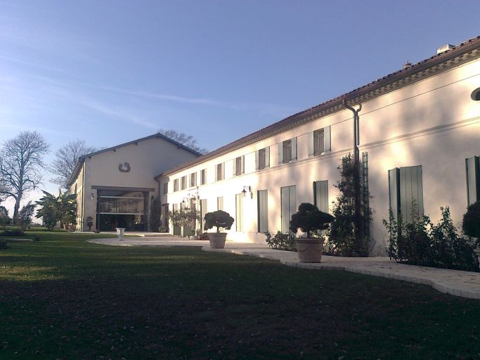 Le logis et le chai vus depuis le sud-est.