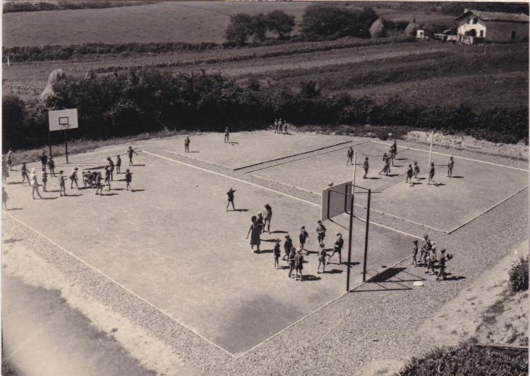 Les terrains de sport entourés par de champs, carte postale, 3e quart du 20e siècle.