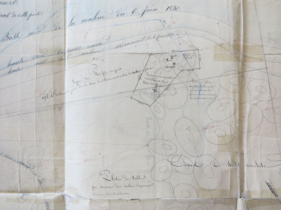 Extrait du plan de 1830 : le site de la nouvelle tour de 1830 ou fanal, puis du phare de 1895.