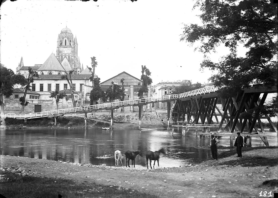 Le quai avec la passerelle en bois, 1913.