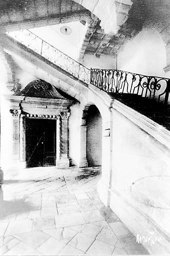 Bâtiment conventuel, hall d'entrée et porte du réfectoire. Carte postale ancienne. Ramuntcho. A.D. Deux-Sèvres : 2 Fi.