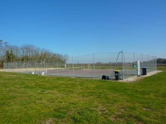 Terrain de tennis au Centre.