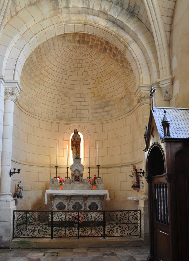 Transept sud : autel dédié à Jésus.