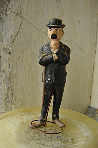 Figurine de Dupond de la bande dessinée Tintin, conservée dans la maison.