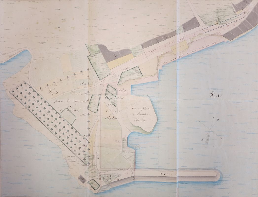 Plan du port en 1826 par l'ingénieur Potel : en bas, la Vieille jetée, à gauche la promenade sur la pointe de Foncillon, au centre le terre-plein vestige de l'ancien château, en haut en rouge l'aménagement proposé du nouveau quai Amiral-Meyer.