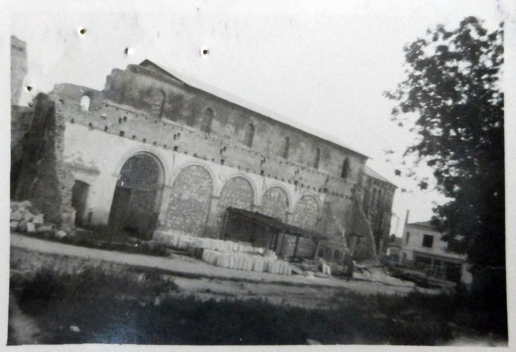 Dommages de guerre, photographie de l'église après les bombardements, 1948 : façade sud.