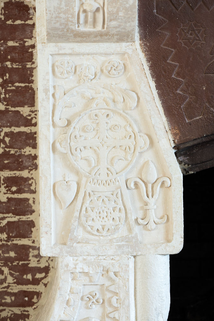 Détail de la cheminée ; motif de stèle discoïdale.