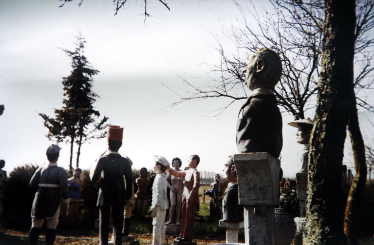 Photographie d'une partie du jardin prise vers 1985. Plusieurs statues, comme celles composant L'Angélus, ne sont pas encore présentes.