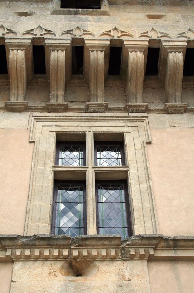 Grand corps de logis, aile orientale, élévation sur cour (ouest) : détail de la fenêtre du premier étage.