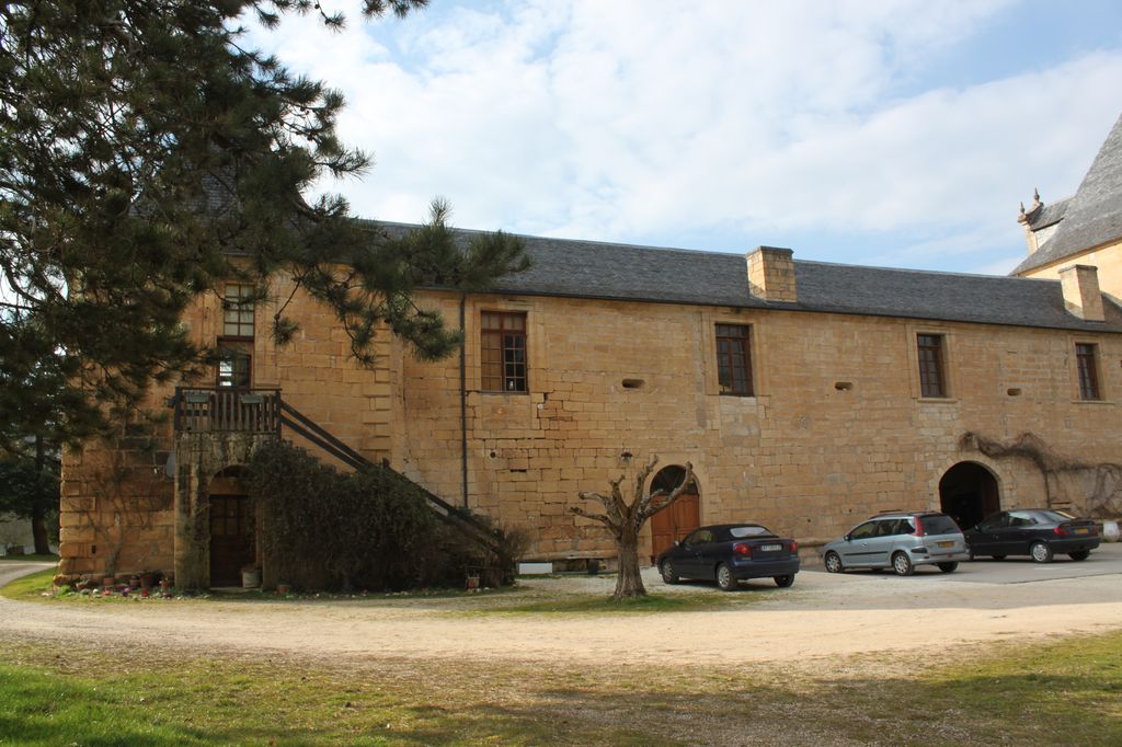 Vue d'ensemble de l'aile droite (est) du côté extérieur du château.