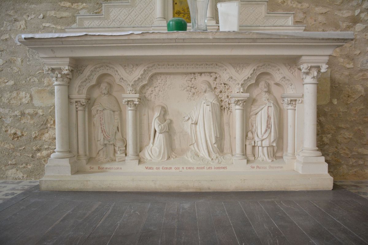 Autel et tabernacle du bras est du transept, dédiés au Sacré-Coeur.