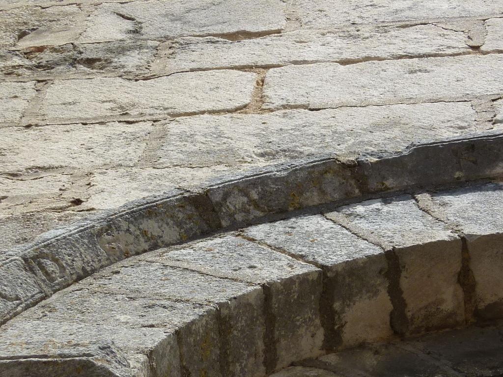 Transept sud, mur sud, fenêtre est, alphabet gravé, détail des lettres D à H.