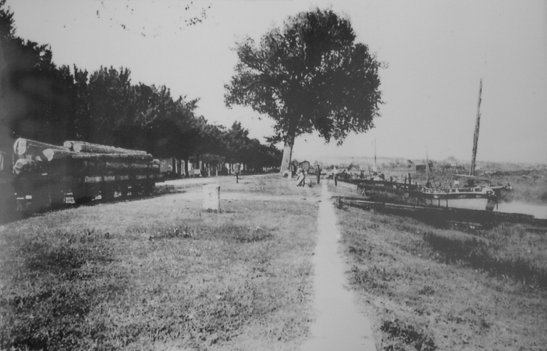 Chargement de bois amené par rail sur le Port-Maubert pour être embarqué sur des gabares, début du 20e siècle.