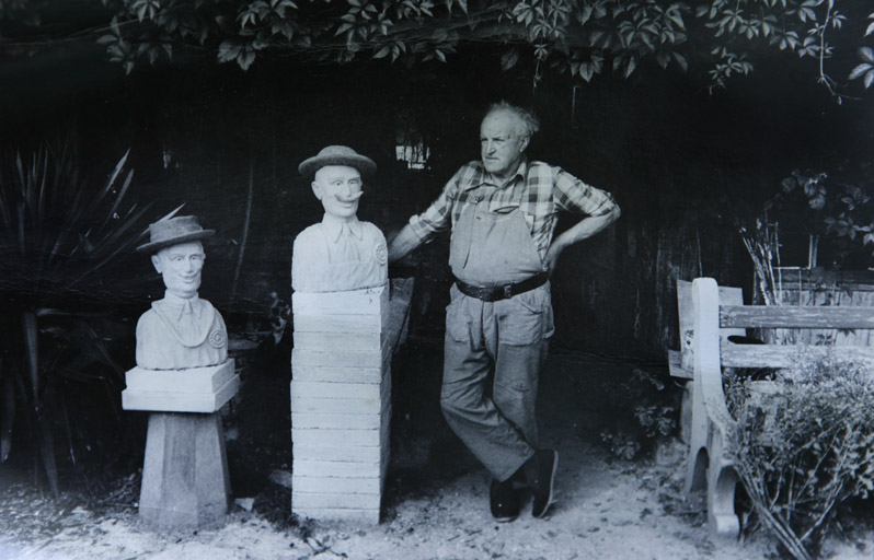 Gabriel Albert photographié près de deux bustes de Goulebenéze.