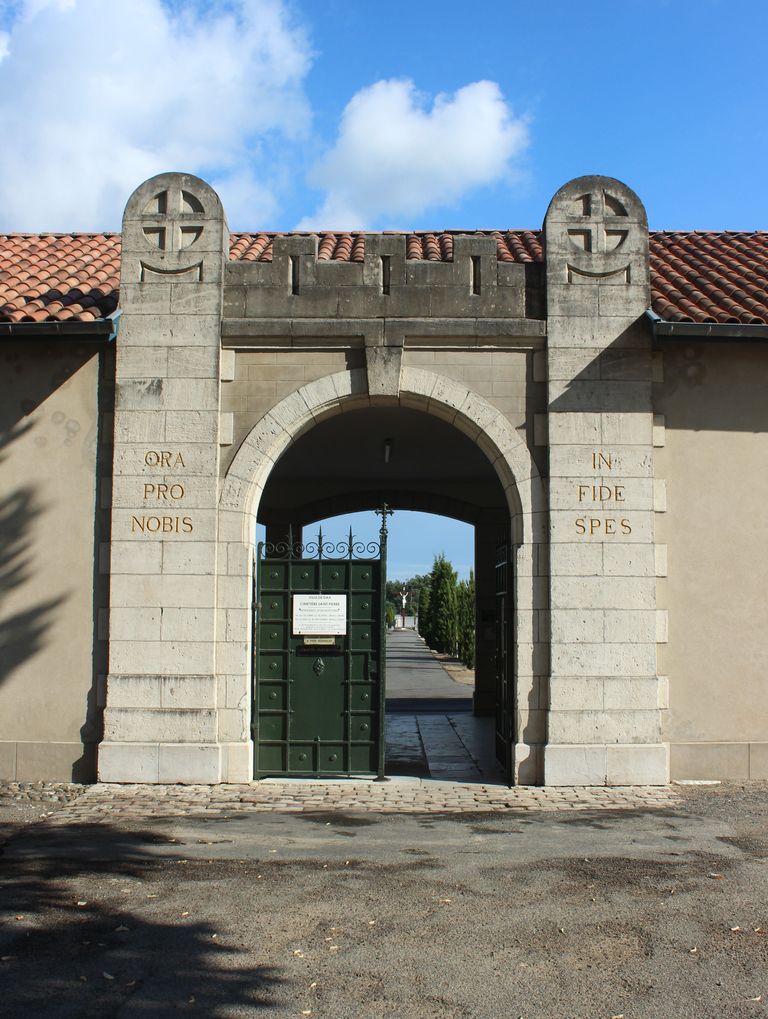 Bâtiment d'entrée : portail.