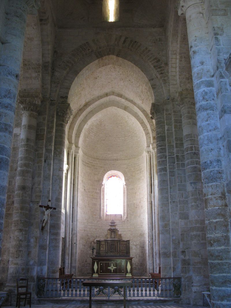 L'intérieur de l'église vu en direction du choeur : la travée sous clocher au premier plan et au fond l'abside précédée de la travée sous clocher voûtée en berceau brisé.