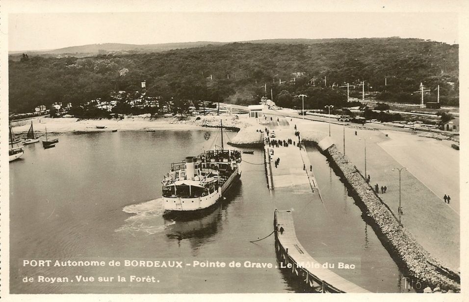 Carte postale (collection particulière) : Port Bloc dans les années 1930, cale du bac.
