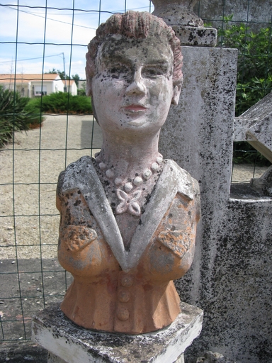 Femme de droite, détail du buste.