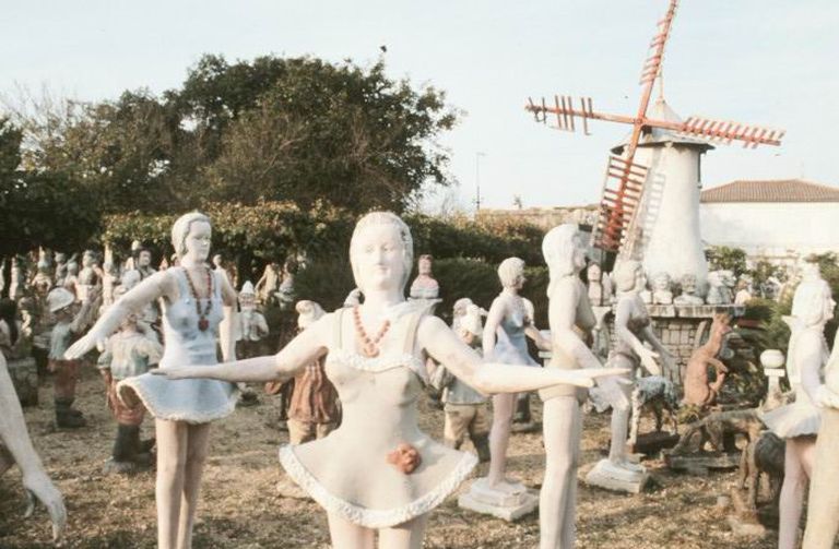 Statues de danseuses photographiées en 1991.