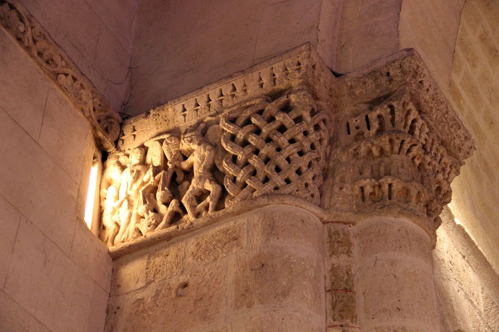Choeur : mur diaphragme, nord, détail des chapiteaux sculptés.